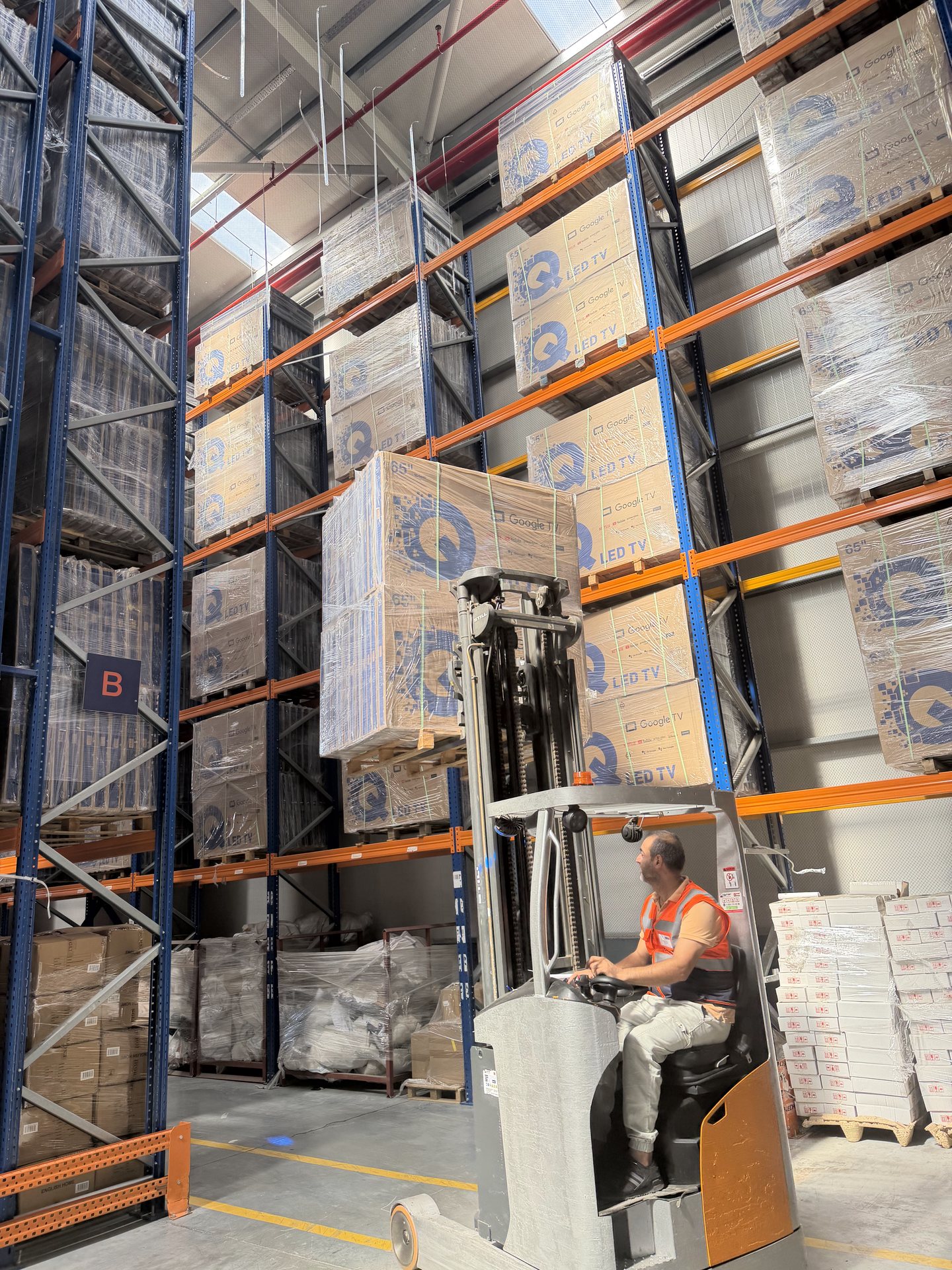 High-bay operation with a reach truck